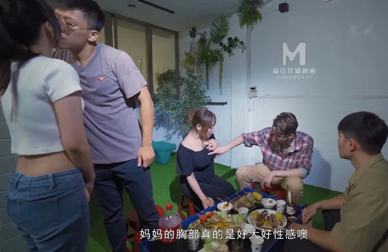 Tết trung thu gia đình tụ họp rồi địt tập thể