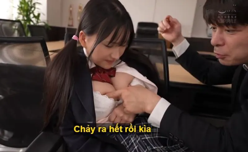 Ba năm trời, thầy giáo rèn luyện cô học trò ngực đẹp thành "chứa đựng tinh túy".